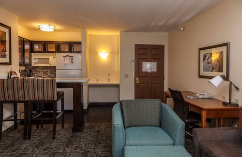 Northwest Colorado Springs Condominio | Suite equipada con acceso estacional a la piscina al aire libre. Servicio de limpieza + centro de negocios