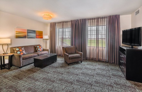 Bismarck Condominio | Suite equipada con espacio para conferencias | Desayuno diario gratuito + piscina cubierta