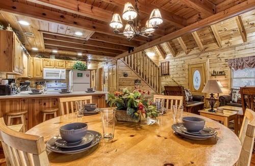 Pigeon Forge Cabina | Er312- Bear Mountain Memories- Great Location- Close To Town 6 Bedroom Cabin by RedAwning