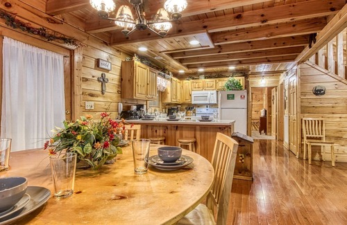 Pigeon Forge Cabina | Er312- Bear Mountain Memories- Great Location- Close To Town 6 Bedroom Cabin by RedAwning