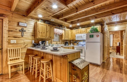 Pigeon Forge Cabina | Er312- Bear Mountain Memories- Great Location- Close To Town 6 Bedroom Cabin by RedAwning