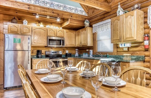 Pigeon Forge Cabina | Er92 - Virginia's Villa - Great Location! Close To All The Action! 5 Bedroom Cabin by RedAwning