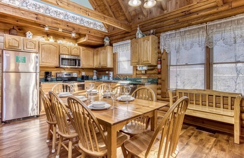 Pigeon Forge Cabina | Er92 - Virginia's Villa - Great Location! Close To All The Action! 5 Bedroom Cabin by RedAwning