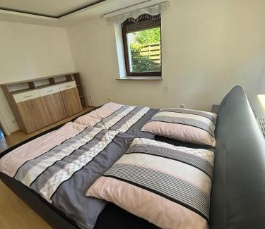 Pasing - Obermenzing Apartamento | Erdgeschosswohnung neben Schloss Blutenburg mit privatem Garten