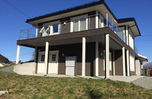 Florø Apartamento | Erika's Apartment: Central Kalvåg Stay with Mountain Views and Nearby Sea