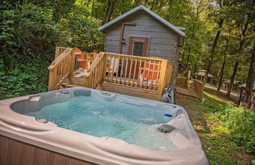 Lookout Valley Neighborhood Association Casa | Ernie Cabin Wauhatchie Woodlands Tiny Cabin