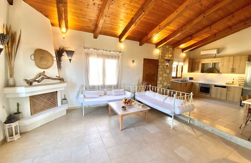 Asteri Villa | Hermosa villa con piscina, privacidad a sólo 5 minutos en coche de la playa