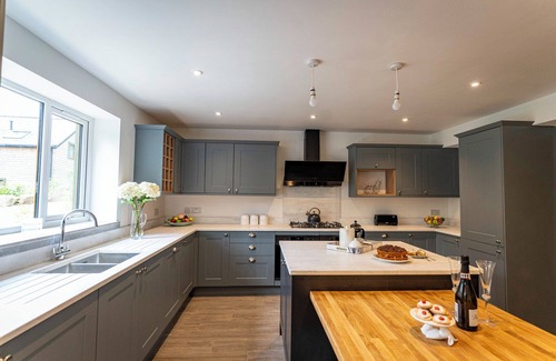 Farley Cabina | Errwood; woodland lodge for 14 with 2 hot tubs in the Staffordshire Moorlands
