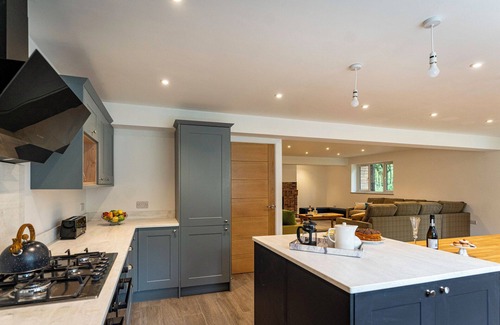 Farley Cabina | Errwood; woodland lodge for 14 with 2 hot tubs in the Staffordshire Moorlands