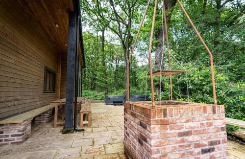 Farley Casa | Errwood, woodland lodge with hot tubs for 14