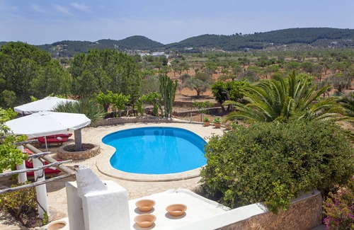 Sant Antoni de Portmany Villa | Típica casa ibicenca en Santa Ines con piscina privada