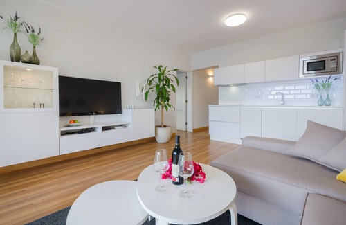 Playa del Cable Apartamento | Apartamento "Nahia" cerca de la playa con jardín de invierno, vistas al mar y pista de tenis