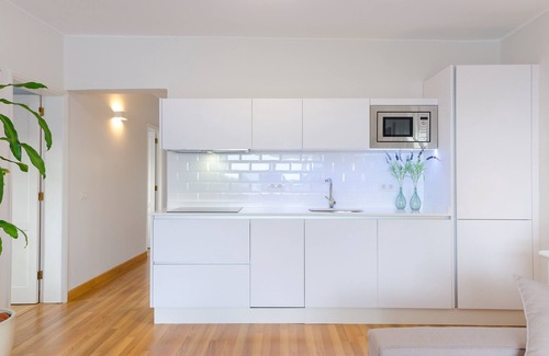Playa del Cable Apartamento | Apartamento "Nahia" cerca de la playa con jardín de invierno, vistas al mar y pista de tenis