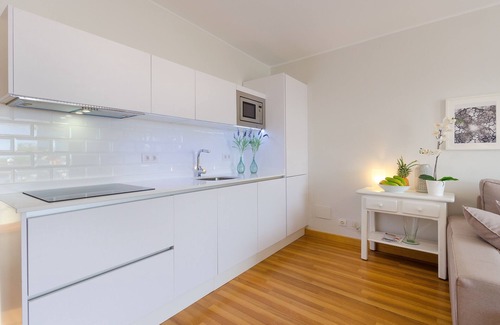 Playa del Cable Apartamento | Apartamento "Nahia" cerca de la playa con jardín de invierno, vistas al mar y pista de tenis
