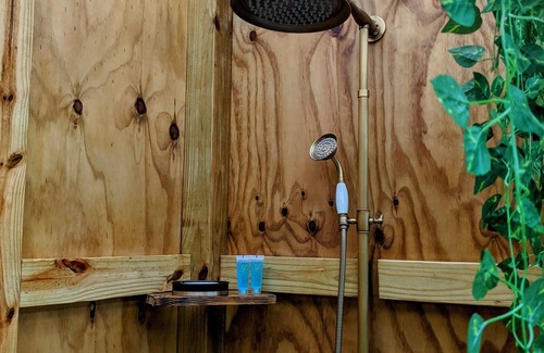 Aibonito Hotel | ¡Escapada Romántica! Glamping en Burbuja con Jacuzzi Privado para Dos.