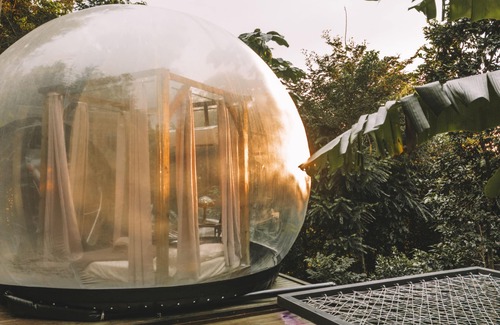 Aibonito Hotel | ¡Escapada Romántica! Glamping en Burbuja con Jacuzzi Privado para Dos.