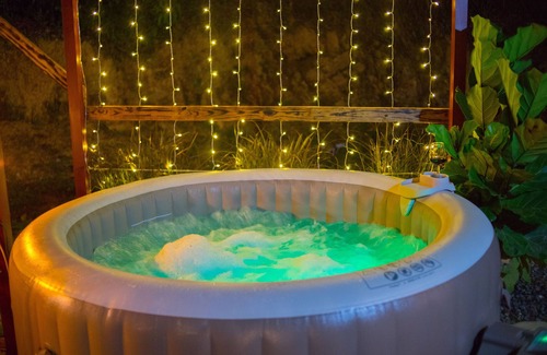 Aibonito Hotel | ¡Escapada Romántica! Glamping en Burbuja con Jacuzzi Privado para Dos.