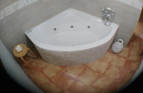 Distrito Central Apartamento | Escapadas romanticas en Granada jacuzzi