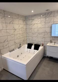 Monthyon Apartamento | Escapade Disney : jacuzzi privé Appartement privée