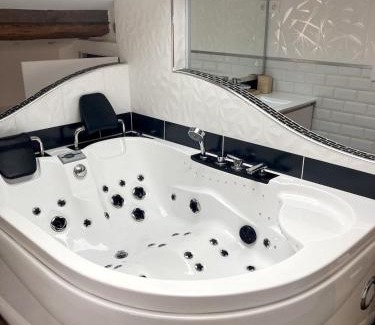 Riom Apartamento | Escapade Romantique & Balnéo