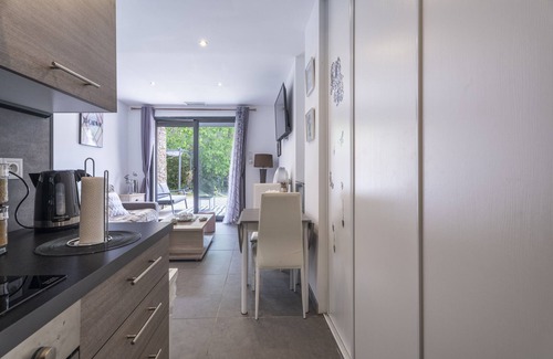 La Valette-du-Var Apartamento | Escapada y serenidad en el Studio Le Partegal con piscina compartida, Wi-Fi y aire acondicionado