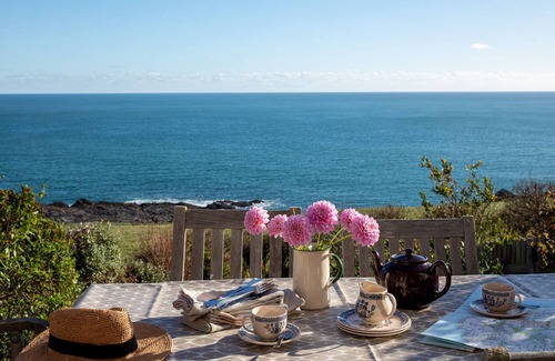 East Prawle Cabaña | Escape from it all! Coastguard cottage in AONB at Prawle Point with sea views