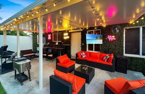 Coral Way Casa | Escape GameRoom, BAR, BBQ, Spacious,KING Bed, All Luxury mattresses, Near Beach, 6 blocks away from Bars, Nite Clubs, Res, Shops