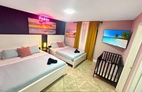 Coral Way Casa | Escape GameRoom, BAR, BBQ, Spacious,KING Bed, All Luxury mattresses, Near Beach, 6 blocks away from Bars, Nite Clubs, Res, Shops