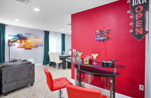 Coral Way Casa | Escape GameRoom, BAR, BBQ, Spacious,KING Bed, All Luxury mattresses, Near Beach, 6 blocks away from Bars, Nite Clubs, Res, Shops