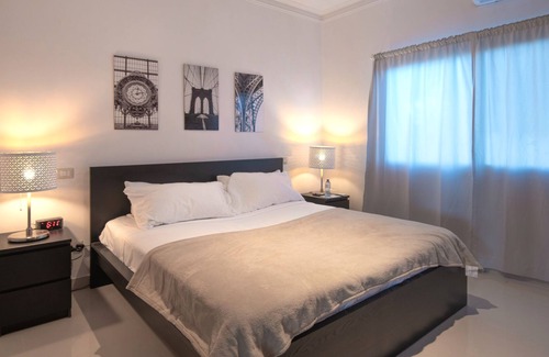 Ensanche Isabelita Apartamento | Escape Oceanview Condo Next to Avenida Espana