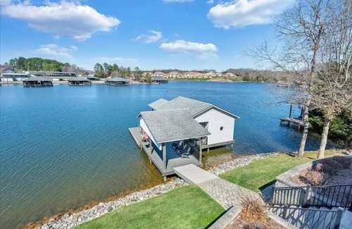 Moneta Casa | Escape Paradise! Gentle slope to the water, firepit, water skis, paddleboards