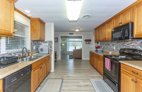 Cropwell Casa | Escape the city and enjoy quality time with family with a lakeview!