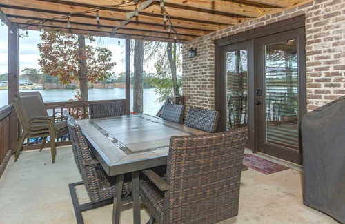 Cropwell Casa | Escape the city and enjoy quality time with family with a lakeview!