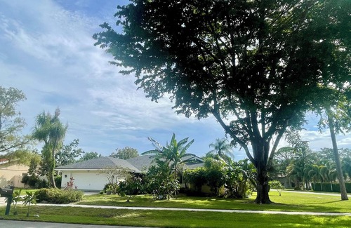 Wellington Casa | Escape the cold weather, enjoy the pool, blue skies, & sunny beaches sleeps 10