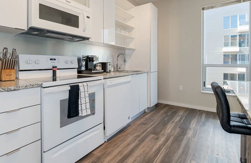 Crossroads Arts District Condominio | Escape the Everyday Hustle and Bustle in Our Gorgeous Insta-Worthy Oasis 311