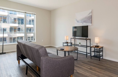 Crossroads Arts District Condominio | Escape the Everyday Hustle and Bustle in Our Gorgeous Insta-Worthy Oasis 311