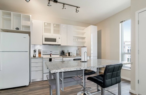 Crossroads Arts District Condominio | Escape the Everyday Hustle and Bustle in Our Gorgeous Insta-Worthy Oasis 311