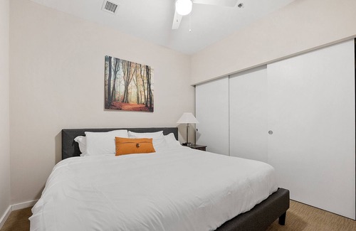 Crossroads Arts District Condominio | Escape the Ordinary and Stay in Our Exclusive Accommodation 326