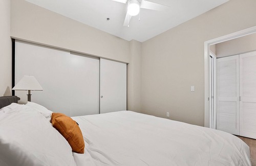 Crossroads Arts District Condominio | Escape the Ordinary and Stay in Our Exclusive Accommodation 326