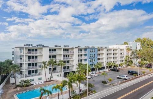 Indian Shores Apartamento | Escape the Winter in Indian Shores! Beachside Condo with Heated Pool & Walkable to Restaurants!