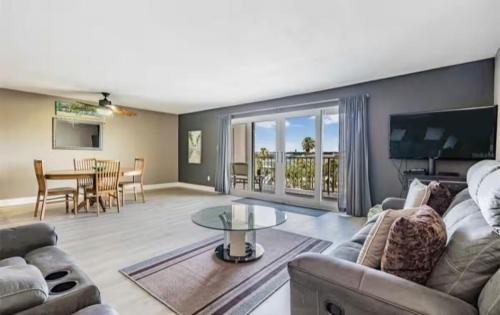 Indian Shores Apartamento | Escape the Winter in Indian Shores! Beachside Condo with Heated Pool & Walkable to Restaurants!