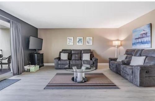 Indian Shores Apartamento | Escape the Winter in Indian Shores! Beachside Condo with Heated Pool & Walkable to Restaurants!