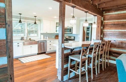 Columbia Casa | Escape to 1800 charm. 31ac Farm. Pond. Fire Pit.