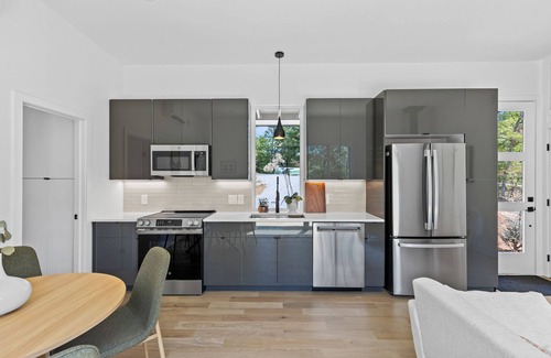 Young Harris Apartamento | Enjoy treetop views in a 2BR/1BA tiny home nestled in the North Georgia mountains. Whip up meals in the chef’s kitchen, cozy up by the wood-burning stove, unplug in the spa-style shower, relax on your private deck, and cool off in the community pool.