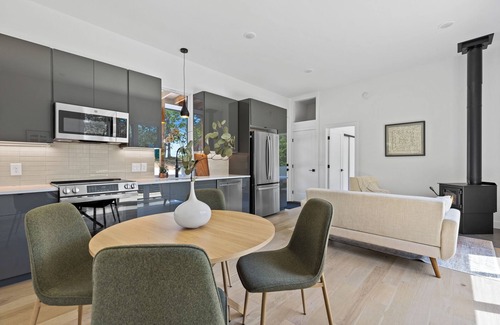 Young Harris Apartamento | Enjoy treetop views in a 2BR/1BA tiny home nestled in the North Georgia mountains. Whip up meals in the chef’s kitchen, cozy up by the wood-burning stove, unplug in the spa-style shower, relax on your private deck, and cool off in the community pool.