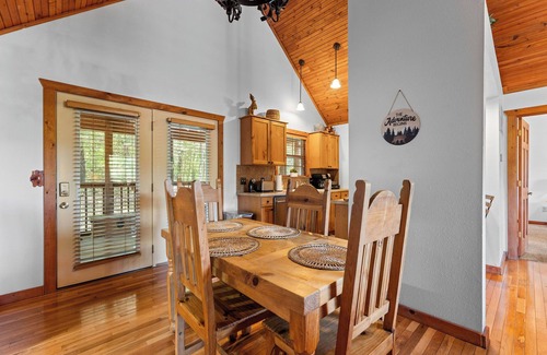 Branson West Cabina | Escape to a charming 2 br cabin in Stonebridge!