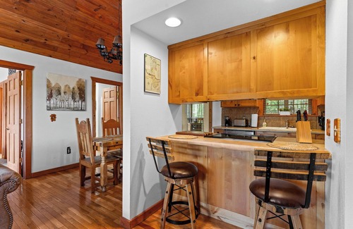 Branson West Cabina | Escape to a charming 2 br cabin in Stonebridge!