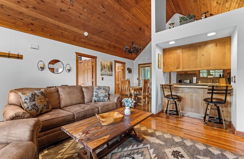 Branson West Cabina | Escape to a charming 2 br cabin in Stonebridge!