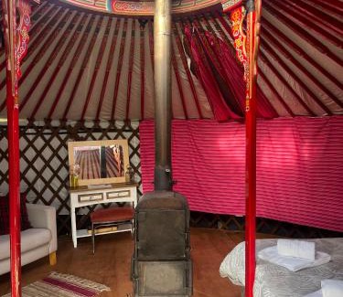 Wimbolds Trafford Otro | Escape to a cosy Yurt Retreat