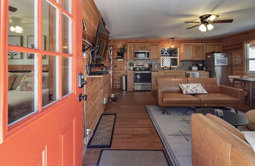 Long Barn Cabina | Escape to a cozy cabin in the pines where you can unwind, relax, and reconnect with nature.
